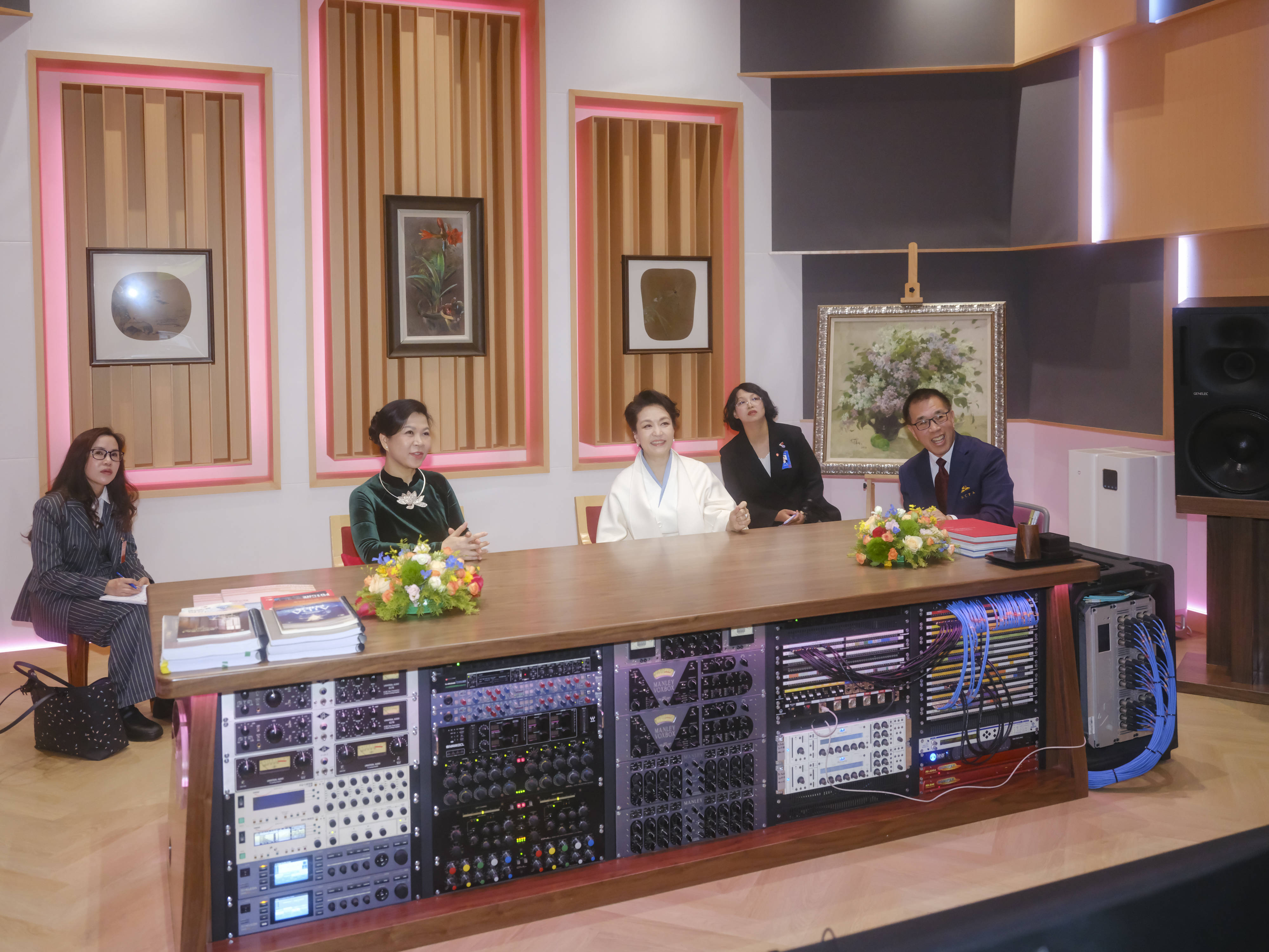 彭丽媛同越共中央总书记、国家主席夫人吴芳璃参观中国国家大剧院